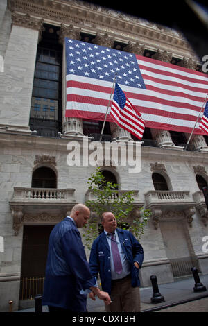 Le 8 août, 2011 - New York, New York, États-Unis - Les traders prendre une pause cigarette de travailler à l'extérieur. Wall Street chute le lundi que la peur saute après Standard & Poor's a abaissé la dette américaine des États-Unis à la fin de la semaine dernière. Dans la première session après la perte historique de l'indice Dow Jones industrials est tombé 63 Banque D'Images