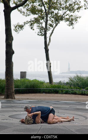 27 août 2011 - New York, New York, États-Unis - KEVIN DANN avec NADETTE STASA "célébrer nouvel amour' dans Battery Park, en gardant une date aujourd'hui qu'ils avaient fait un peu plus d'il y a une semaine. En raison de phénomènes météorologiques violents causés par la réception d'Harricane Irene, le maire Bloomberg a ordonné une évacuation obligatoire de la zone A, whi Banque D'Images