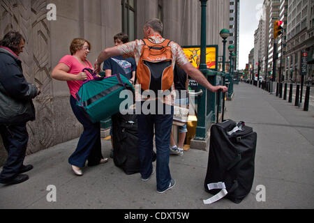 27 août 2011 - New York, New York, États-Unis - une famille s'occupe de leurs bagages en entrant dans le métro dans le centre-ville de Manhattan, avant que la suspension de tous les services et de l'autobus de la ville commence à midi. En raison de phénomènes météorologiques violents causés par la réception d'Harricane Irene, le maire Bloomberg a commandé un evacu obligatoire Banque D'Images