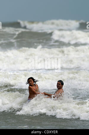 25 août 2011 - Cocoa Beach, Floride, États-Unis - Jimmy Tobar, droite, de jardin d'hiver, la Floride, et sa nièce Maria Paz Jaramillo, 9 visite de l'Equateur, bataille les vagues soulevés par l'ouragan Irene spinning au large des côtes de la Floride dans Cocoa Beach, Floride (crédit Image : ©/Ebenhack ZUMAPRESS Phelan. Banque D'Images