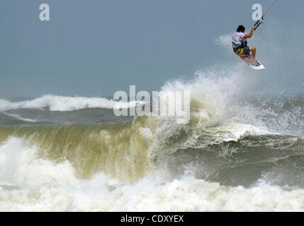 25 août 2011 - Cocoa Beach, Floride, États-Unis - Une planche kite boarder attrape tout en profitant de l'air les grandes vagues soulevés par l'ouragan Irene spinning au large des côtes de la Floride dans Cocoa Beach, Floride (crédit Image : © Ebenhack ZUMAPRESS.com)/Phelan Banque D'Images