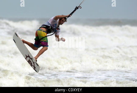 25 août 2011 - Cocoa Beach, Floride, États-Unis - Une planche kite boarder attrape tout en profitant de l'air les grandes vagues soulevés par l'ouragan Irene spinning au large des côtes de la Floride dans Cocoa Beach, Floride (crédit Image : © Ebenhack ZUMAPRESS.com)/Phelan Banque D'Images