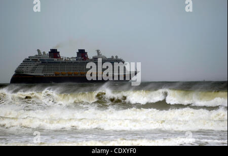 25 août 2011 - Cocoa Beach, Floride, États-Unis - il rêve de Disney Cruise Line cruise ship se donne comme une bande extérieure de l'ouragan Irene produit le vent, la pluie et de grosses vagues, tout en faisant tourner au large des côtes de la Floride à Port Canaveral, Floride (crédit Image : © Ebenhack ZUMAPRESS.com)/Phelan Banque D'Images