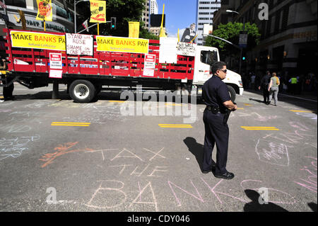 6 octobre 2011 - Los Angeles, CA, États-Unis - Des milliers de personnes se sont rassemblées dans le centre-ville de Los Angeles, Californie le Jeudi, Octobre 06, 2011 pour protester contre le système bancaire américain. Des dizaines d'arrestations ont été faites. (Crédit Image : © Josh Edelson/ZUMAPRESS.com) Banque D'Images