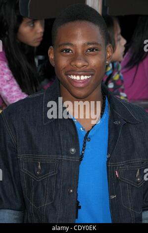Le 23 octobre 2011 - Los Angeles, Californie, USA - Oct 23, 2011 - Los Angeles, Californie, USA - Acteur CARLON JEFFREY au "Chat Botté" Los Angeles Premiere tenue au Regency Village Westwood. (Crédit Image : © Paul Fenton/ZUMAPRESS.com) Banque D'Images