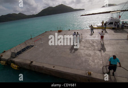 18 août 2011 - Praslin, Seychelles - Les gens attendent le matin ferry de Mahe à arriver à l'embarcadère sur Praslin. De nombreuses sections locales sur l'île ont exprimé leur crainte que les récentes attaques de requins va garder les touristes loin, qui l'économie de l'île dépend pour la majorité de ses recettes. Malgré Banque D'Images