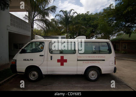 18 août 2011 - Praslin, Seychelles - L'un des deux ambulances géré par le seul hôpital sur l'île de Praslin, où Ian Redmond a été admis après avoir été mordu par un requin. Témoin local a affirmé que les ambulances locales a pris vingt minutes pour atteindre la victime Ian Redmond. (Crédit Image : © J Banque D'Images