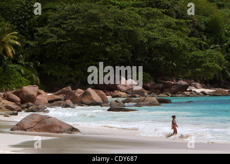 18 août 2011 - Praslin, Seychelles - un touriste patauge dans surfez sur la plage Anse Lazio où Ian Redmond a été tué par un requin plusieurs jours avant. La police locale a demandé aux gens de ne pas entrer dans l'eau tandis que la recherche continue pour le requin qui a maintenant gagné 2 vit dans deux semaines. (Crédit Im Banque D'Images