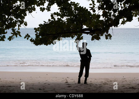 18 août 2011 - Praslin, Seychelles - une unité spéciale policier regarde la plage, Anse Lazio, où Ian Redmond a été tué par un requin plusieurs jours avant. La police locale a demandé aux gens de ne pas entrer dans l'eau tandis que la recherche continue pour le requin qui a réclamé deux vies en deux Banque D'Images