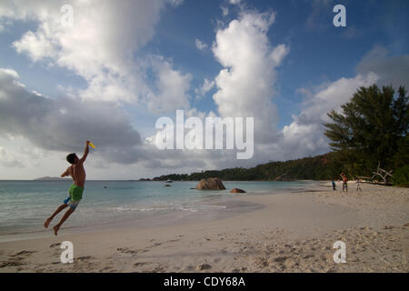 18 août 2011 - Praslin, Seychelles - Lorenzo Pedrocchi (à gauche), Swiss, joue sur la plage de Anse Lazio où Ian Redmond a été tué par un requin plusieurs jours avant. M. Pedrocchi, qui dit qu'il était présent lorsque Ian Redmond a été amené de l'eau après avoir été mordu par un requin, a dit que M. Re Banque D'Images