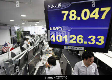 Le 26 juillet 2011 - Tokyo, Japon - Une carte électronique indique le taux de conversion du dollar américain par rapport au yen japonais à une entreprise à Tokyo, Japon. L'US dollar contre yen a chuté à 77 yen yen marquant la valeur la plus basse en 4 mois. Gouverneur de la Banque de Japa Banque D'Images