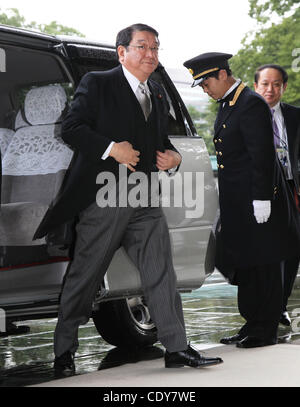 2 septembre 2011 - Tokyo, Japon - OSAMU FUJIMURA, Secrétaire Général du Cabinet, arrive au Palais Impérial d'assister à une cérémonie pour recevoir l'acceptation de l'empereur Akihito pour le nouveau cabinet au Palais Impérial de Tokyo, Japon. Son cabinet est officiellement lancé. (Crédit Image : © Koichi Kamoshi Banque D'Images