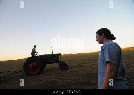 Au 28 septembre 2011 - Clinton, Oklahoma, États-Unis - comme le soleil se couche Kulani à merveilles pour une zone où Jared , son mari, râteaux hay avec son père. (Crédit Image : &# 169 ; Josh Bachman/ZUMA Press) Banque D'Images