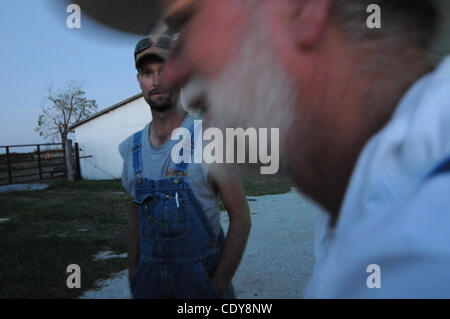 Au 28 septembre 2011 - Clinton, Oklahoma, États-Unis - comme la journée tire à sa fin, Jared Lawler parle avec son père, Willie Lawler, au sujet de ses plans pour la journée à venir sur Jared's farm à 13 kilomètres de Clinton, New York. ''Je suis l'une de ces personnes que vous pense ne jamais posséder la terre. Comment pouvez-vous posséder quelque chose thats Banque D'Images