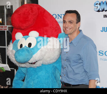 24 juillet 2011 - New York, New York, États-Unis - l'Acteur Hank Azaria assiste à la première mondiale de 'Les Schtroumpfs en 3D' tenue à la Ziegfeld Theatre. (Crédit Image : © Kaszerman ZUMAPRESS.com)/Nancy Banque D'Images