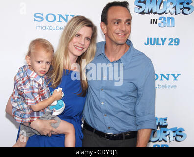 24 juillet 2011 - New York, New York, États-Unis - l'Acteur Hank Azaria et la famille assister à la première mondiale de 'Les Schtroumpfs en 3D' tenue à la Ziegfeld Theatre. (Crédit Image : © Kaszerman ZUMAPRESS.com)/Nancy Banque D'Images