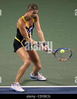 Le 26 septembre 2011 - Tokyo, Japon - Mandy Minella de Luxembourg renvoie la balle contre KIMIKO DATE KRUMM japonaise au cours de la Pan Pacific Open Tennis Tournament à Ariake Colosseum à Tokyo, Japon. (Crédit Image : © Koichi Kamoshida/Jana Press/ZUMAPRESS.com) Banque D'Images