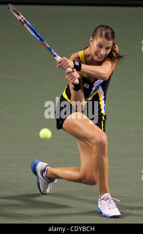 Le 26 septembre 2011 - Tokyo, Japon - Mandy Minella de Luxembourg renvoie la balle contre KIMIKO DATE KRUMM japonaise au cours de la Pan Pacific Open Tennis Tournament à Ariake Colosseum à Tokyo, Japon. (Crédit Image : © Koichi Kamoshida/Jana Press/ZUMAPRESS.com) Banque D'Images