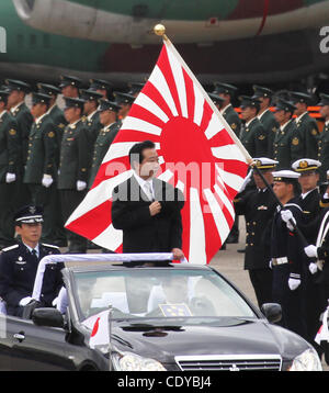 16 octobre 2011 - Ibaraki, Japon - Le Premier Ministre japonais Yoshihiko Noda assiste à l'assemblée annuelle de l'Air Force d'autodéfense du Japon Revue de troupes à la formation de base de l'air Hyakuri à Ibaraki. (Crédit Image : © Koichi Kamoshida/Jana Press/ZUMAPRESS.com) Banque D'Images