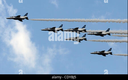 16 octobre 2011 - Ibaraki, Japon - L'équipe de voltige de l'Armée de l'air japonaise T-4, Blue Impulse effectuer au cours de l'assemblée annuelle de l'Air Force d'autodéfense du Japon Revue de troupes à l'Hyakuri air base de formation le 16 octobre 2011 à Ibaraki, Japon. (Crédit Image : © Koichi Kamoshida/Jana Press/ZUMAPRESS.com) Banque D'Images