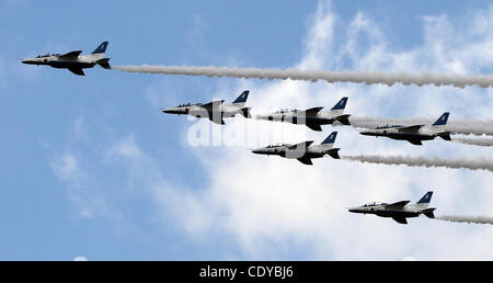 16 octobre 2011 - Ibaraki, Japon - L'équipe de voltige de l'Armée de l'air japonaise T-4, Blue Impulse effectuer au cours de l'assemblée annuelle de l'Air Force d'autodéfense du Japon Revue de troupes à l'Hyakuri air base de formation le 16 octobre 2011 à Ibaraki, Japon. (Crédit Image : © Koichi Kamoshida/Jana Press/ZUMAPRESS.com) Banque D'Images