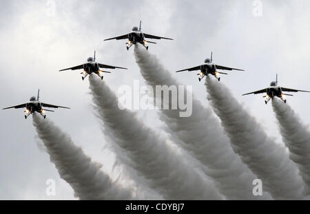 16 octobre 2011 - Ibaraki, Japon - L'équipe de voltige de l'Armée de l'air japonaise T-4, Blue Impulse effectuer au cours de l'assemblée annuelle de l'Air Force d'autodéfense du Japon Revue de troupes à l'Hyakuri air base de formation le 16 octobre 2011 à Ibaraki, Japon. (Crédit Image : © Koichi Kamoshida/Jana Press/ZUMAPRESS.com) Banque D'Images