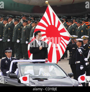 16 octobre 2011 - Ibaraki, Japon - Le Premier Ministre japonais Yoshihiko Noda assiste à l'assemblée annuelle de l'Air Force d'autodéfense du Japon Revue de troupes à la formation de base de l'air Hyakuri à Ibaraki. (Crédit Image : © Koichi Kamoshida/Jana Press/ZUMAPRESS.com) Banque D'Images