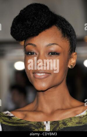 Oct 20, 2011 - Los Angeles, Californie, USA - Actrice YAYA DACOSTA au 'en temps réel' Hollywood Premiere tenue au Regency Village Theatre, Los Angeles. (Crédit Image : © Jeff Frank/ZUMAPRESS.com) Banque D'Images