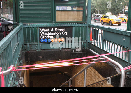 27 août 2011 - New York, New York, États-Unis - New York City se prépare pour l'approche de l'orage, l'ouragan Irene. Dans une attaque préventive afin de protéger ses actifs contre les inondations et les dommages causés par le vent, New York's Mass Transit Authority a mis en place un arrêt à l'échelle du système. La station de métro à l'Ouest sur la 4e. Fleuve de l'Ouest Vi Banque D'Images