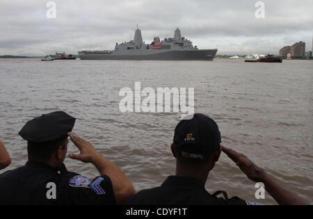 Septembre 08, 2011 - Manhattan, New York, USA - USS New York à mesure que le navire s'arrête pour rendre au site du World Trade Center. Les marins et soldats à bord de l'homme les rails, rejoint par 30 Service de police de New York en uniforme et le personnel qui se sont embarqués sur le navire pour le Norfolk à N Banque D'Images