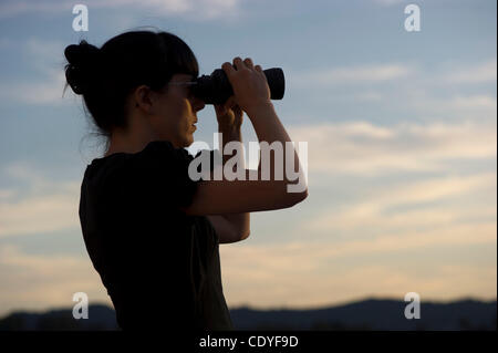 20 septembre 2011 - Kellogg, Oregon, États-Unis - Une femme regarde quelque chose à travers une paire de jumelles sur une ferme rurale près de Kellogg. (Crédit Image : © Loznak ZUMAPRESS.com)/Robin Banque D'Images