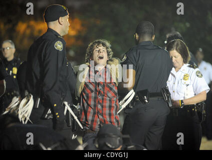 26 octobre 2011 - Atlanta, Géorgie, États-Unis : un manifestant crie à Atlanta occupent les autres comme il est arrêté par les États de la Police d'Atlanta à Woodruff Park à Atlanta, Géorgie, USA le 26 octobre 2011. Environ 40 à 50 personnes qui ont refusé de quitter le parc ont été arrêtés après plusieurs avertissements. E Banque D'Images