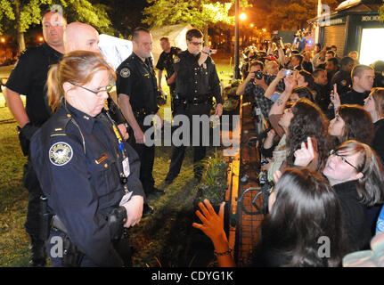 26 octobre 2011 - Atlanta, Géorgie, États-Unis - Les participants de l'Occuper Atlanta mouvement de protestation face à la Police d'Atlanta à Woodruff Park à Atlanta, Géorgie, USA le 26 octobre 2011. Environ 40 à 50 personnes qui ont refusé de quitter le parc ont été arrêtés après plusieurs avertissements. Le groupe, un de Banque D'Images