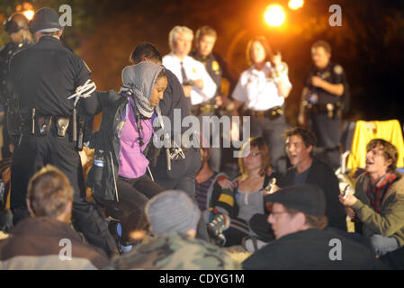 26 octobre 2011 - Atlanta, Géorgie, États-Unis : un manifestant Atlanta occupent est arrêté par des membres de la Police d'Atlanta à Woodruff Park à Atlanta, Géorgie, USA le 26 octobre 2011. Environ 40 à 50 personnes qui ont refusé de quitter le parc ont été arrêtés après plusieurs avertissements. Le groupe, une ramification Banque D'Images