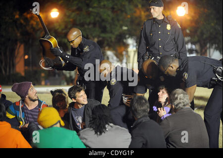 26 octobre 2011 - Atlanta, Géorgie, États-Unis - Atlanta occupent les manifestants sont arrêtés par des membres de la Police d'Atlanta à Woodruff Park à Atlanta, Géorgie, USA le 26 octobre 2011. Environ 40 à 50 personnes qui ont refusé de quitter le parc ont été arrêtés après plusieurs avertissements. Le groupe, une ramification o Banque D'Images