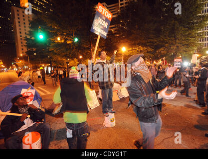 26 octobre 2011 - Atlanta, Géorgie, États-Unis - Les participants de l'occuper de mouvement de protestation d'Atlanta Peachtree Street près de Woodruff Park à Atlanta, Géorgie, USA le 26 octobre 2011. Environ 40 à 50 personnes qui ont refusé de quitter le parc ont été arrêtés après plusieurs avertissements. Le groupe, une ramification du Banque D'Images