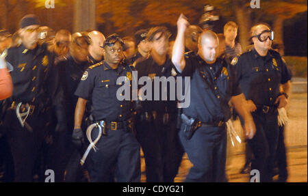 26 octobre 2011 - Atlanta, Géorgie, États-Unis - Les membres de la Police d'Atlanta se précipiter dans Woodruff Park pour arrêter les membres du mouvement de protestation d'Atlanta occupent à Atlanta, Géorgie, USA le 26 octobre 2011. Environ 40 à 50 personnes qui ont refusé de quitter le parc ont été arrêtés après plusieurs avertissements. E Banque D'Images