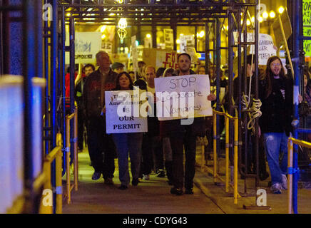 Chicago, IL NOUS - Anti-Wall Street protestataires avec Chicago occupent mars à Daley Plaza à Chicago, Illinois le mercredi, 2 novembre, 2011. Le groupe marchait en solidarité avec le mouvement occupy à Oakland, Californie. (Joel Kowsky/ZUMA Press) Banque D'Images