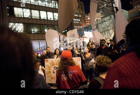 Chicago, IL NOUS - Anti-Wall Street protestataires avec Chicago occupent se rassembler à Daley Plaza à Chicago, Illinois le mercredi, 2 novembre, 2011. Le groupe marchait en solidarité avec le mouvement occupy à Oakland, Californie. (Joel Kowsky/ZUMA Press) Banque D'Images