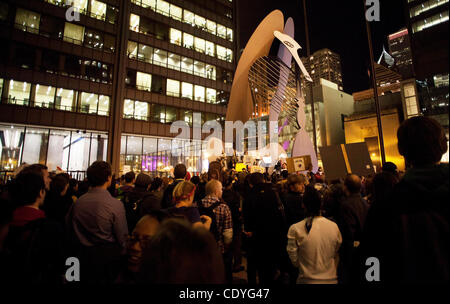 Chicago, IL NOUS - Anti-Wall Street protestataires avec Chicago occupent se rassembler à Daley Plaza à Chicago, Illinois le mercredi, 2 novembre, 2011. Le groupe marchait en solidarité avec le mouvement occupy à Oakland, Californie. (Joel Kowsky/ZUMA Press) Banque D'Images