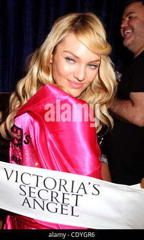 9 novembre 2011 - New York, New York, États-Unis - Modèle CANDICE SWANEPOEL backstage au 2011 Victoria's Secret Fashion Show qui a eu lieu à l'armurerie de Lexington Avenue. (Crédit Image : © Kaszerman ZUMAPRESS.com)/Nancy Banque D'Images