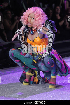 9 novembre 2011 - New York, New York, États-Unis - Nicki Minaj sur la piste au 2011 Victoria's Secret Fashion Show qui a eu lieu à l'armurerie de Lexington Avenue. (Crédit Image : © Kaszerman ZUMAPRESS.com)/Nancy Banque D'Images