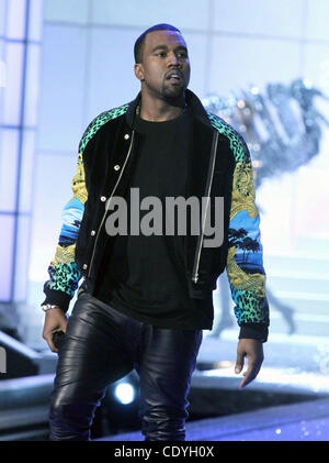 9 novembre 2011 - New York, New York, États-Unis - KANYE WEST sur la piste au 2011 Victoria's Secret Fashion Show qui a eu lieu à l'armurerie de Lexington Avenue. (Crédit Image : © Kaszerman ZUMAPRESS.com)/Nancy Banque D'Images