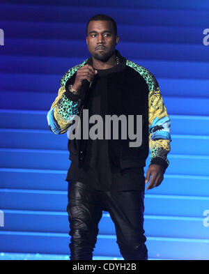 9 novembre 2011 - New York, New York, États-Unis - KANYE WEST sur la piste au 2011 Victoria's Secret Fashion Show qui a eu lieu à l'armurerie de Lexington Avenue. (Crédit Image : © Kaszerman ZUMAPRESS.com)/Nancy Banque D'Images