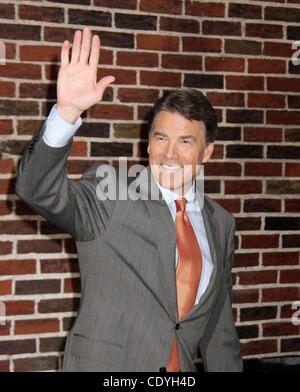 Le 10 novembre 2011 - New York, New York, États-Unis - candidat républicain RICK PERRY quitte après avoir fait le "Top 10" sur "le Late Show With David Letterman" tenue à l'Ed Sullivan Theater. (Crédit Image : © Kaszerman ZUMAPRESS.com)/Nancy Banque D'Images