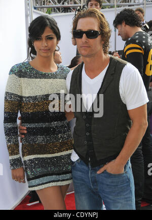 25 septembre 2011 - Los Angeles, Californie, États-Unis - Matthew McConaughey, Camila Alves assister à la première de ''Iris'' - un voyage dans le monde du cinéma par le Cirque du Soleil qui a eu lieu au Kodak Theatre à Hollywood, Californie le 9/25/11. Crédit Image : 2011(Â© D. Long/Globe Photos/ZUMAPRESS.com) Banque D'Images