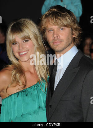 10 octobre 2011 - Los Angeles, Californie, États-Unis - Sarah Wright, Eric Christian Olsen assister à la première mondiale de ''la chose'' tenue à l'AMC City Walk Stadium 19 à Universal City, Californie le 10/10/11. Crédit Image : 2011(© D. Long/Globe Photos/ZUMAPRESS.com) Banque D'Images