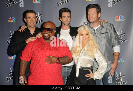 28 octobre, 2011 - Los Angeles, Californie, États-Unis - Christina Aguilera, manu militari, Carson Daly, Adam Levine, Blake Shelton assistant à ''La voix'' de la princesse de presse tenue à Sony Pictures Studios de Culver City, Californie le 10/28/11. Crédit Image : 2011(Â© D. Long/Globe Photos/ZUMAPRESS.com) Banque D'Images