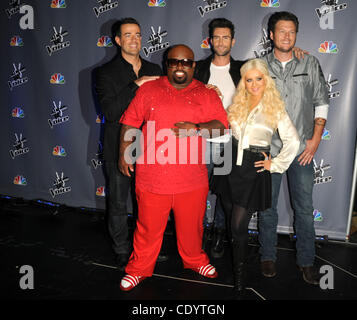 28 octobre, 2011 - Los Angeles, Californie, États-Unis - Christina Aguilera, manu militari, Carson Daly, Adam Levine, Blake Shelton assistant à ''La voix'' de la princesse de presse tenue à Sony Pictures Studios de Culver City, Californie le 10/28/11. Crédit Image : 2011(Â© D. Long/Globe Photos/ZUMAPRESS.com) Banque D'Images