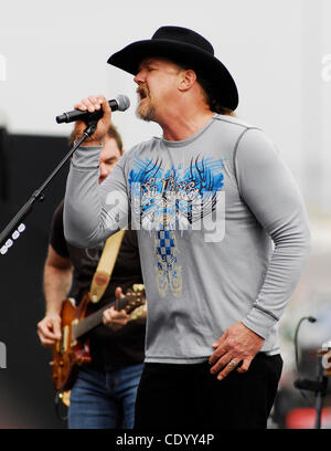 6 novembre 2011 - Fort Worth, Texas, USA - 6 novembre 2011. Fort Worth, Texas, USA. Trace Adkins Singer effectue avant la NASCAR Sprint Cup Series Texas 500 AAA à la Texas Motor Speedway à Fort Worth, Texas. (Crédit Image : © Ralph Lauer/ZUMAPRESS.com) Banque D'Images